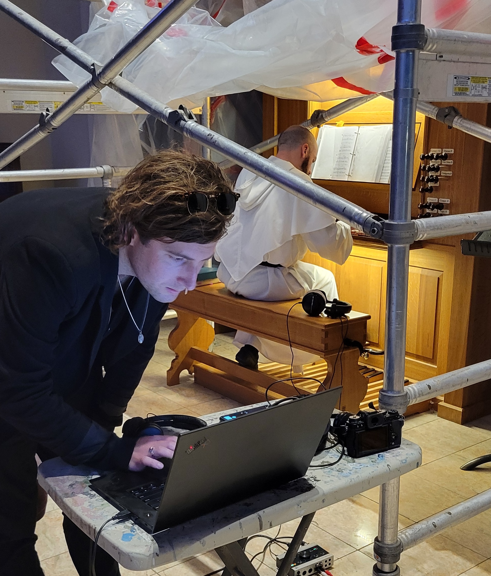 Robert Pruett-Vergara recording a pipe organ session